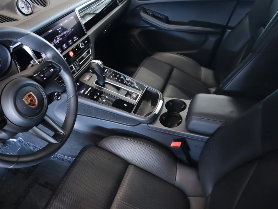 2026 Porsche Macan - Image 19 of 31
