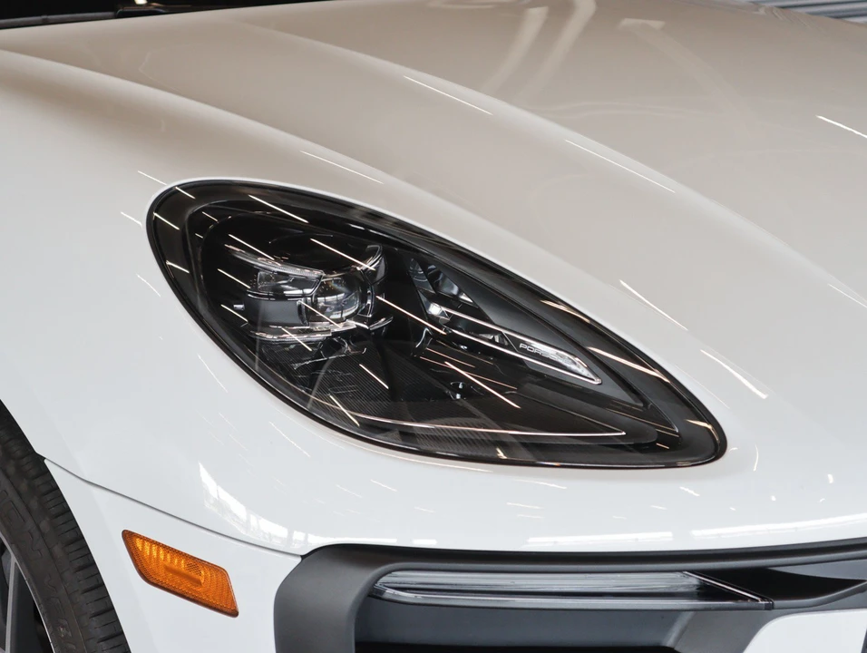 2026 Porsche Macan - Image 27 of 30