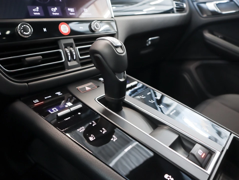2026 Porsche Macan - Image 16 of 30