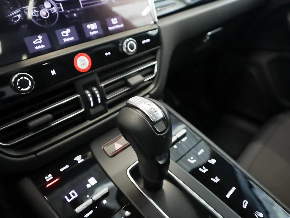 2026 Porsche Macan - Image 15 of 30
