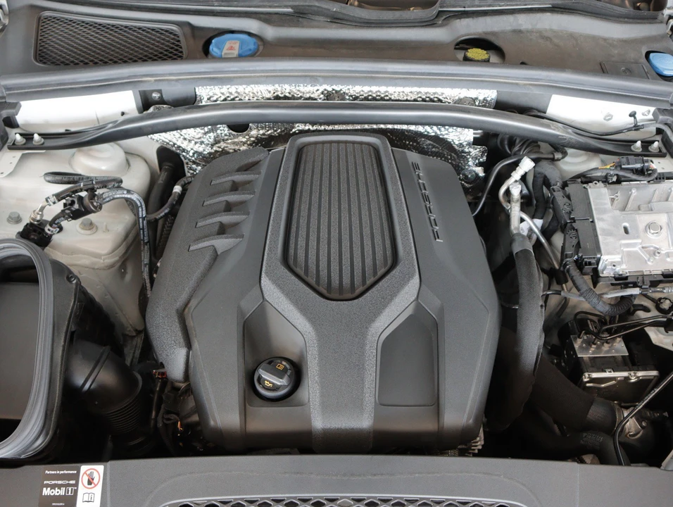2026 Porsche Macan - Image 24 of 30