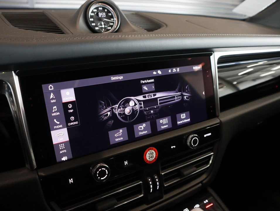 2026 Porsche Macan - Image 18 of 30