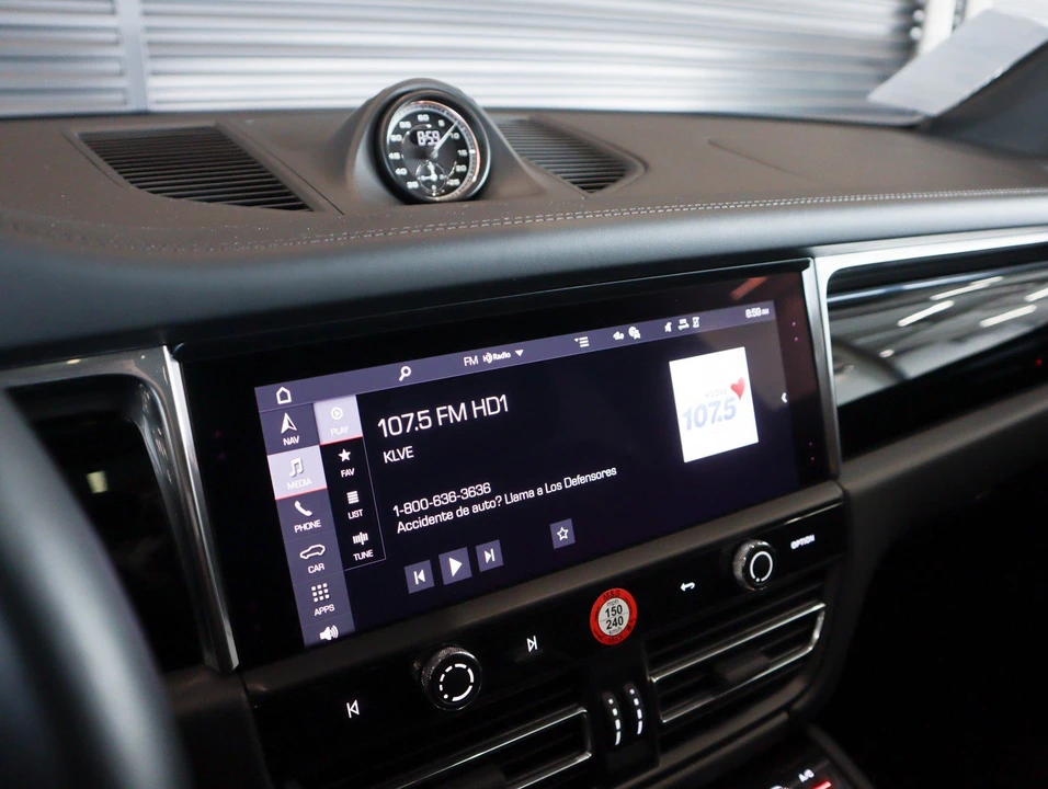 2026 Porsche Macan - Image 19 of 30