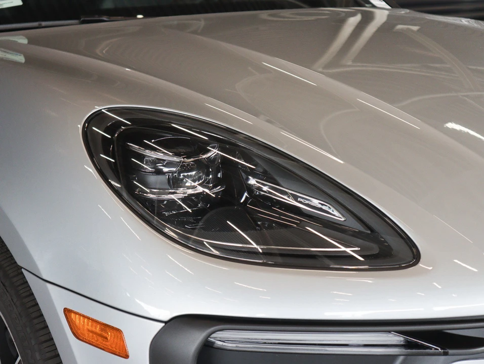 2026 Porsche Macan - Image 24 of 30