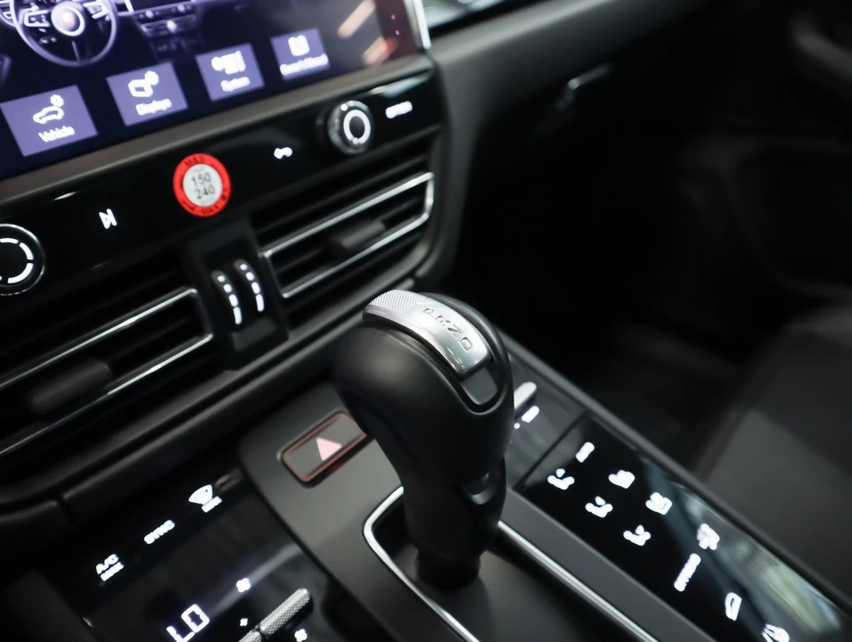 2026 Porsche Macan - Image 14 of 30