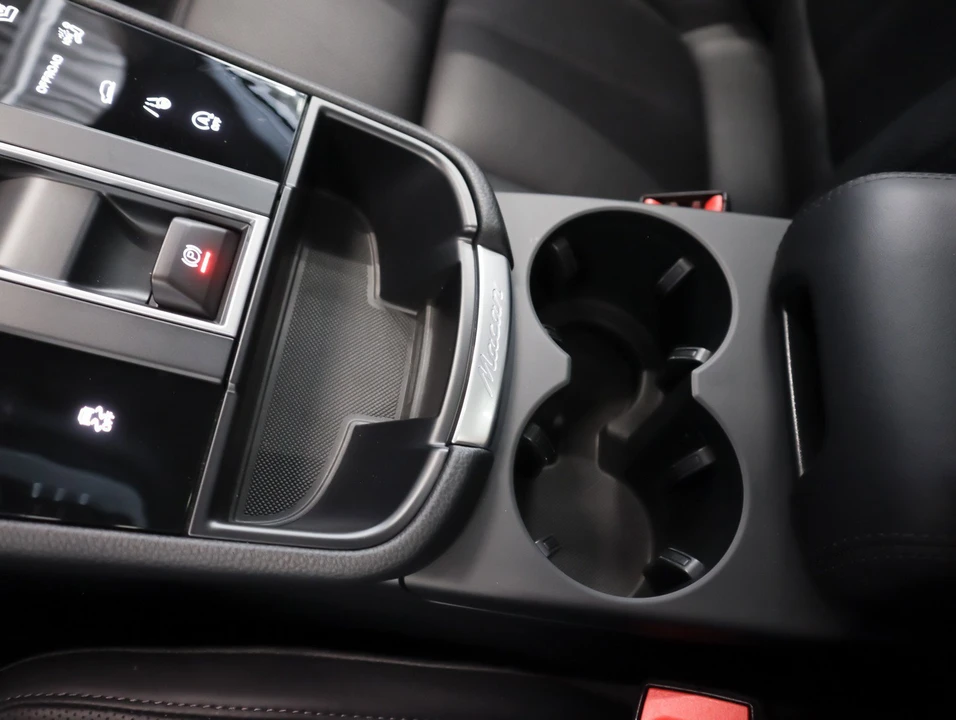 2026 Porsche Macan - Image 15 of 30