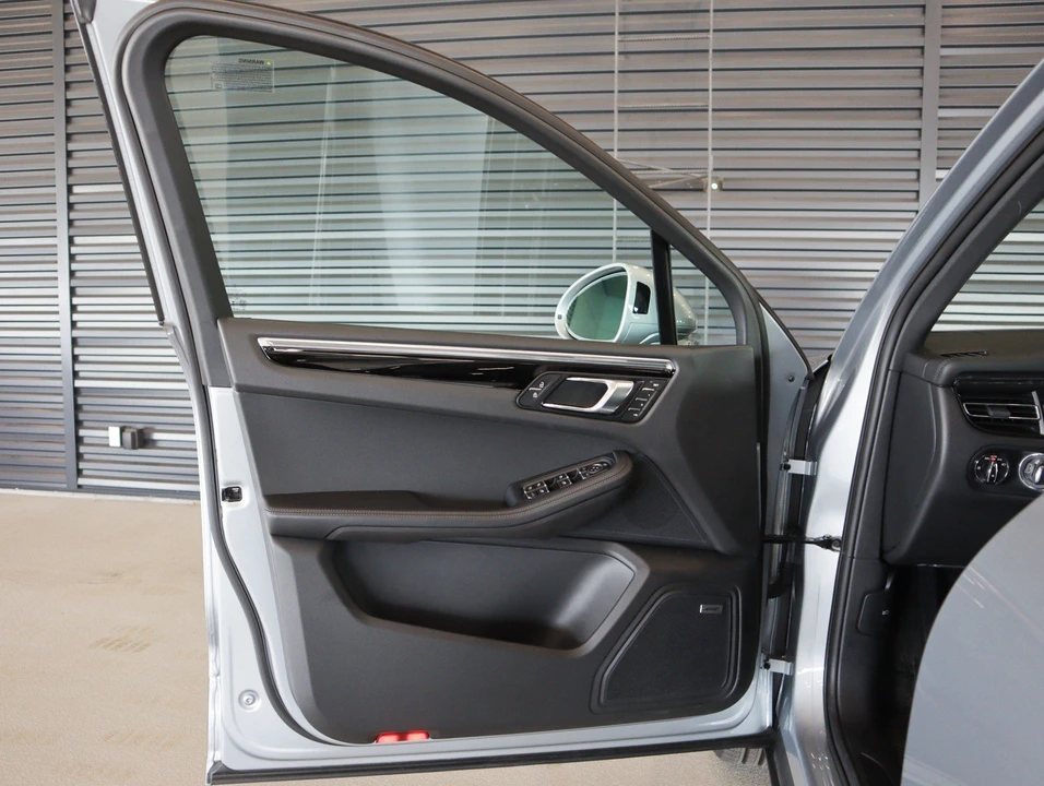2026 Porsche Macan - Image 22 of 30