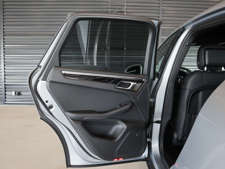 2026 Porsche Macan - Image 23 of 30