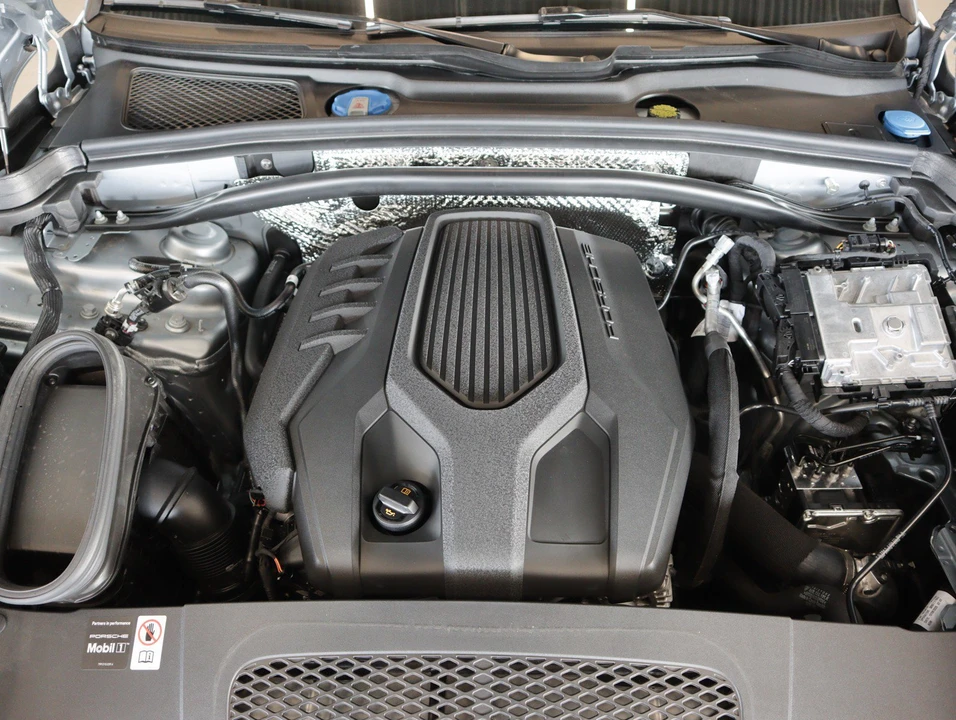 2026 Porsche Macan - Image 25 of 30