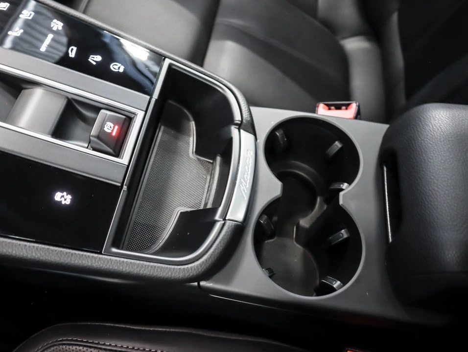 2026 Porsche Macan Electric - Image 18 of 31