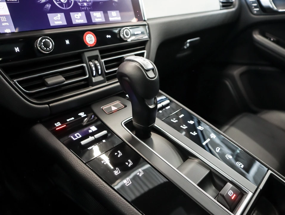 2026 Porsche Macan Electric - Image 19 of 31
