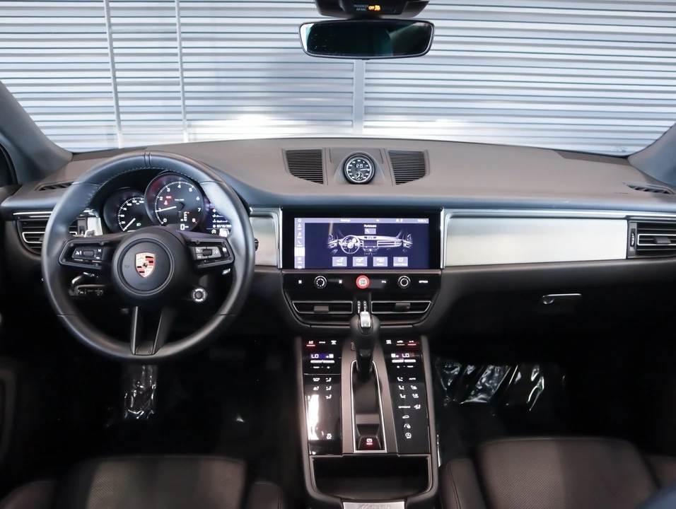 2026 Porsche Macan Electric - Image 14 of 31