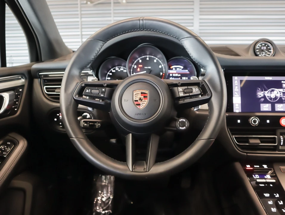 2026 Porsche Macan Electric - Image 15 of 31