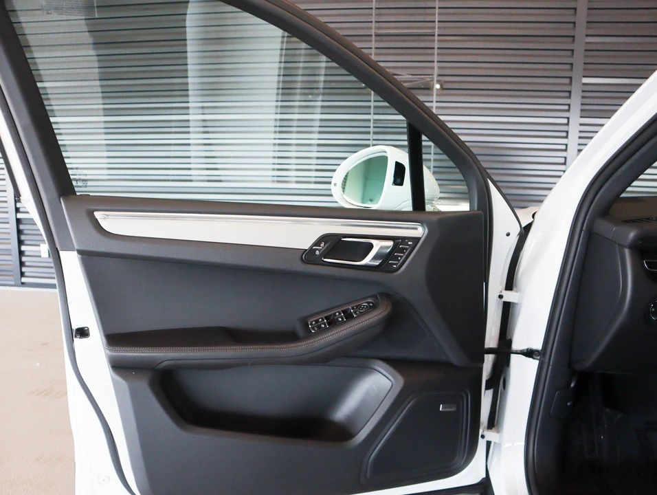2026 Porsche Macan Electric - Image 26 of 31