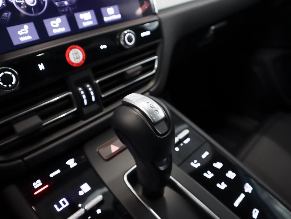 2026 Porsche Macan Electric - Image 17 of 31