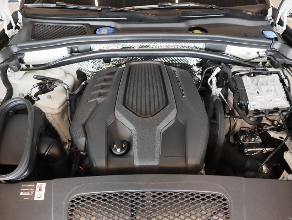 2026 Porsche Macan Electric - Image 28 of 31