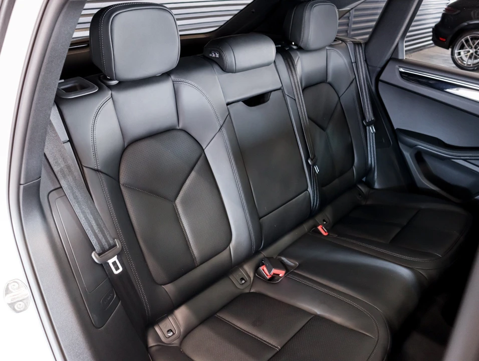 2026 Porsche Macan - Image 6 of 30
