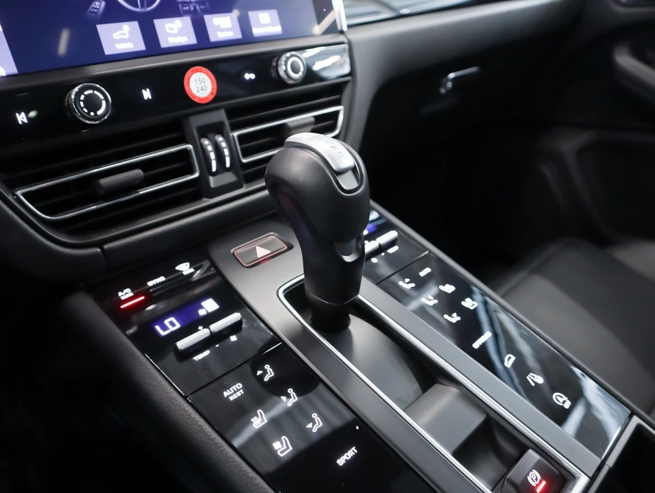 2026 Porsche Macan - Image 17 of 30
