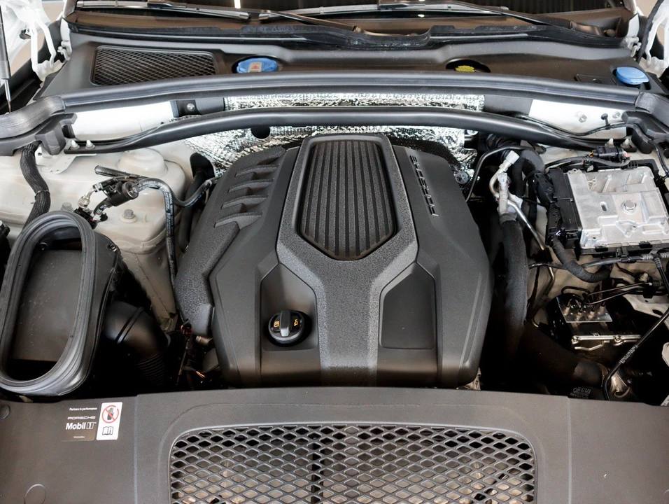2026 Porsche Macan - Image 26 of 30