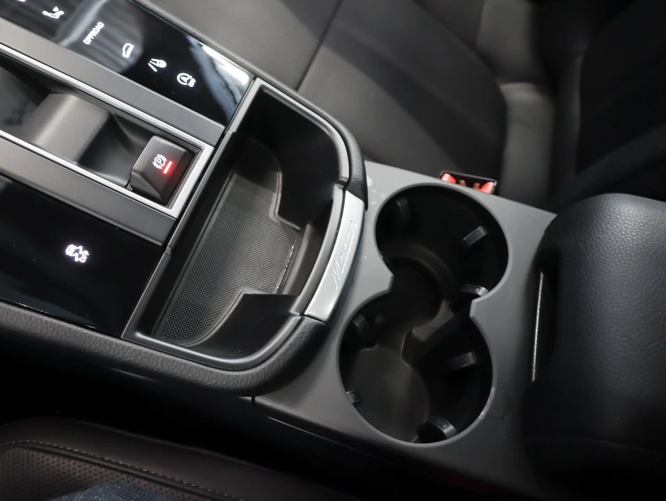 2026 Porsche Macan - Image 18 of 30