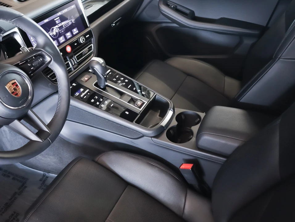 2026 Porsche Macan - Image 19 of 30