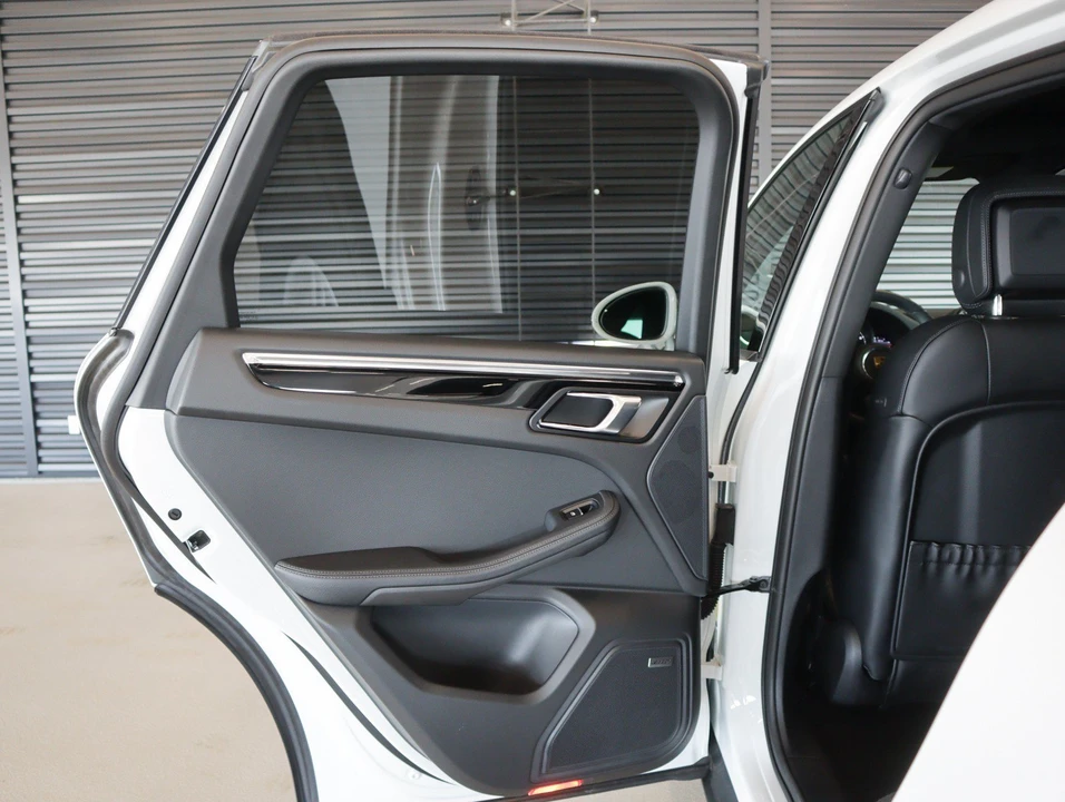 2026 Porsche Macan - Image 25 of 30