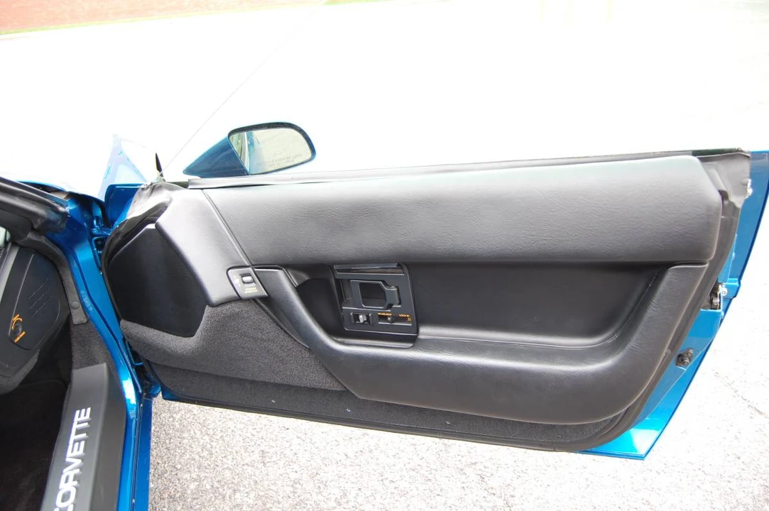 1991 Chevrolet Corvette C4 - Image 16 of 24