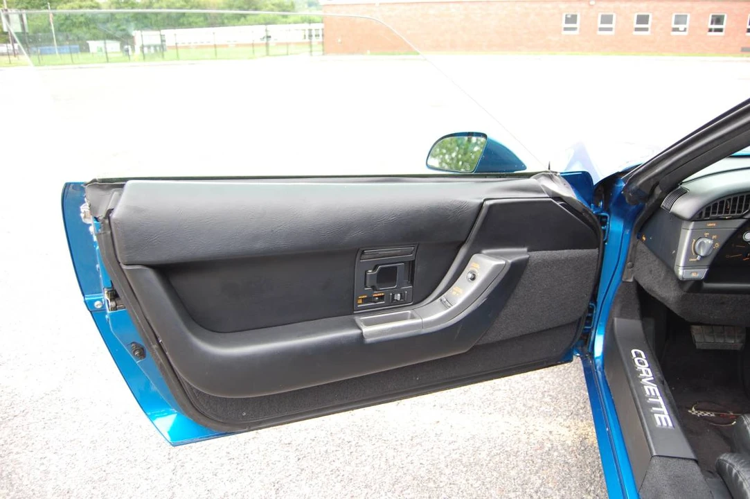1991 Chevrolet Corvette C4 - Image 17 of 24