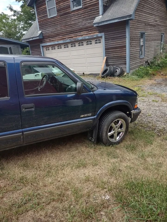 2003 Chevrolet S-10 - Image 3 of 4