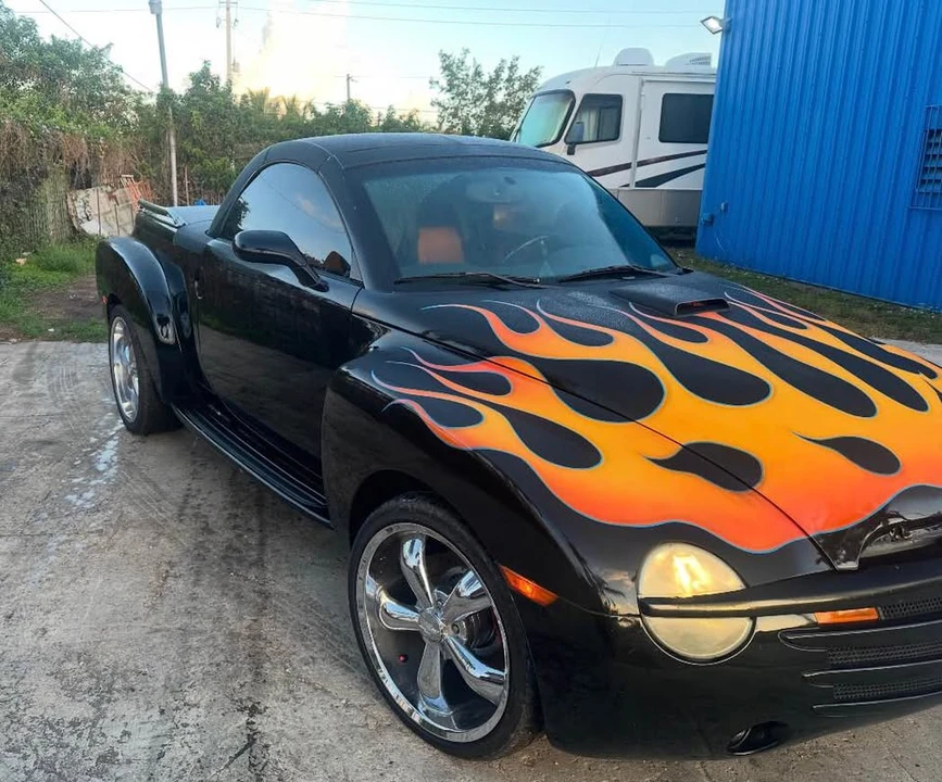 2004 Chevrolet SSR - Image 2 of 10