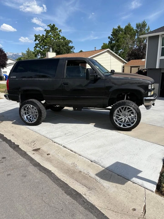 Chevrolet Tahoe 1st Gen - Image 3 of 7