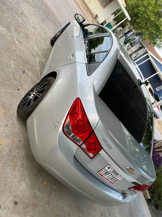 2011 Chevrolet Cruze - Image 2 of 9