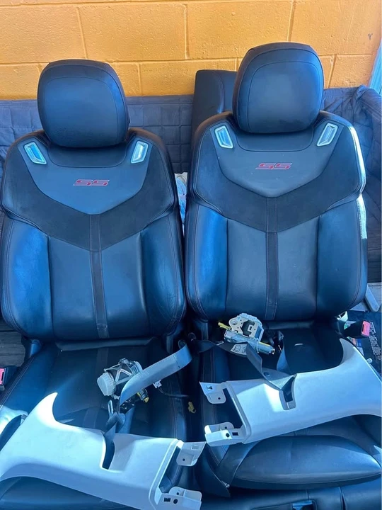 Parts & Memorabilia Seats & Interior - Image 2 of 4