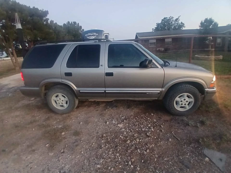 2000 Chevrolet S-10 Blazer 2nd Gen - Image 2 of 10