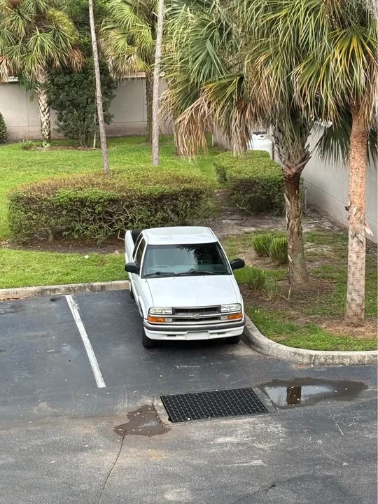 2003 Chevrolet S-10 - Image 2 of 10