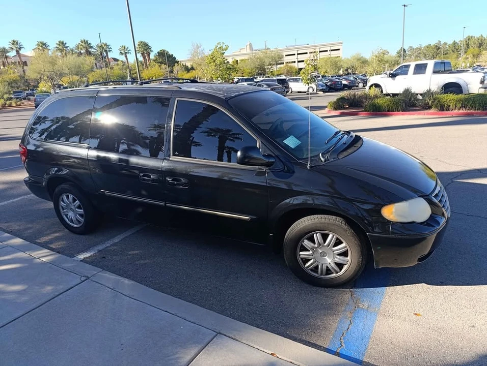 Chrysler Town & Country - Image 2 of 7