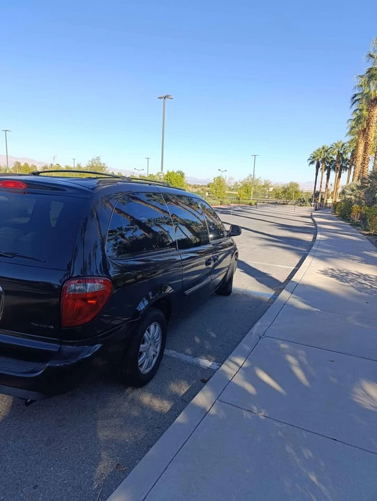 Chrysler Town & Country - Image 3 of 7