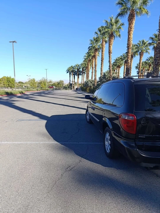 Chrysler Town & Country - Image 5 of 7