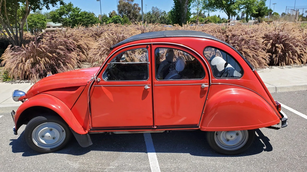 Citroen 2CV - Image 9 of 31