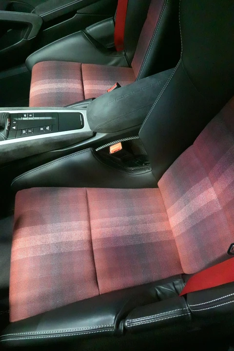 2016 Parts & Memorabilia Seats & Interior - Image 6 of 7