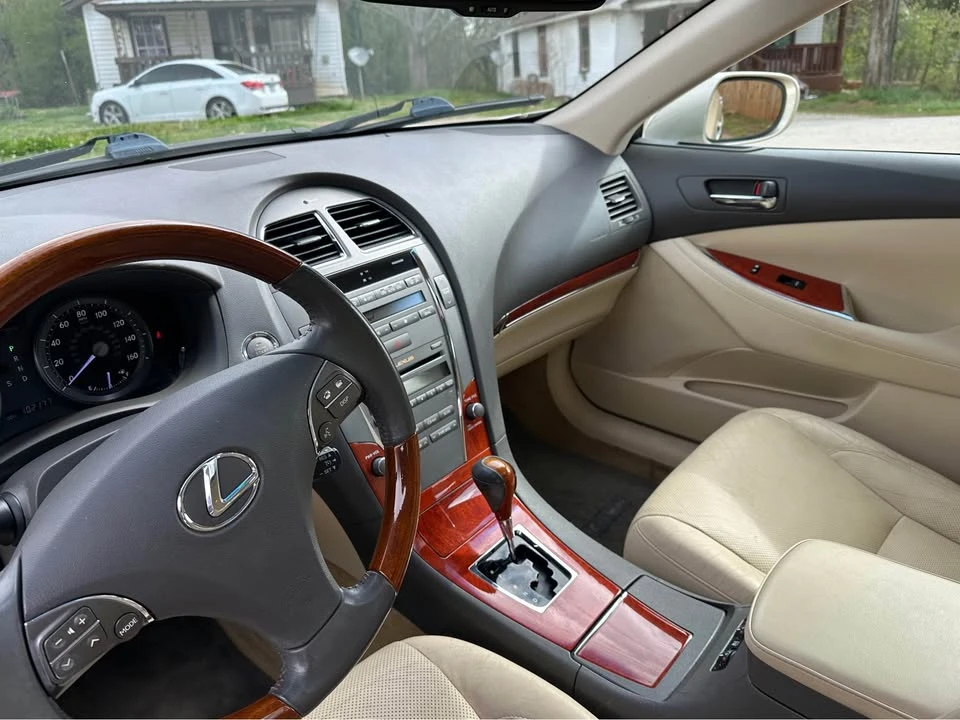 2010 Lexus ES 5th Gen - Image 8 of 9