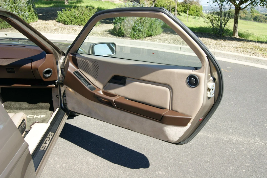1983 Porsche 928 S - Image 12 of 16
