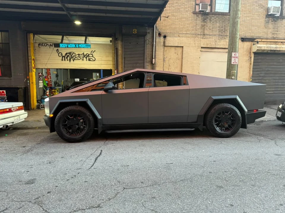 Tesla Cybertruck - Image 8 of 9