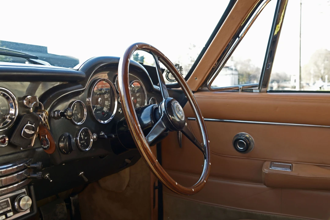 Aston Martin DB6 Vantage - Image 6 of 28
