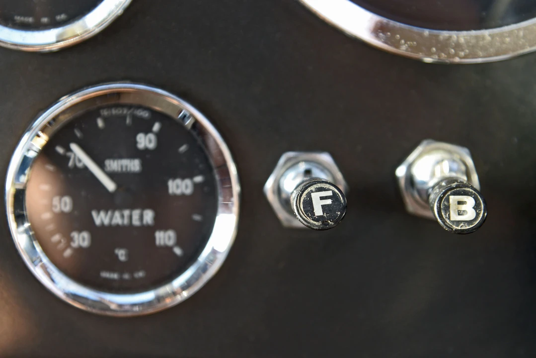 Aston Martin DB6 Vantage - Image 10 of 28