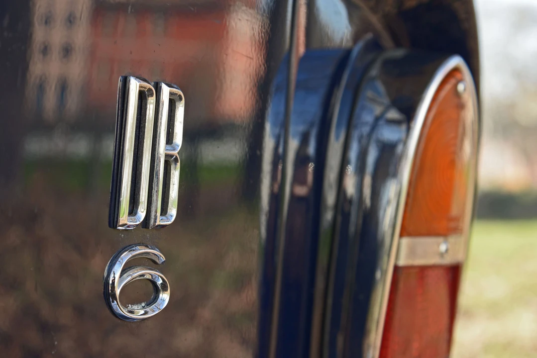 Aston Martin DB6 Vantage - Image 25 of 28