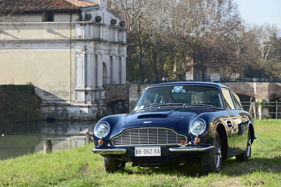 Aston Martin DB6 Vantage - Image 2 of 28
