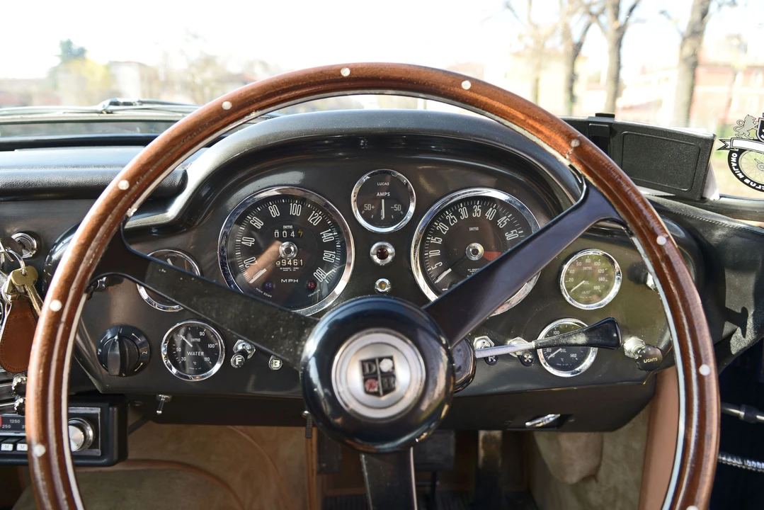 Aston Martin DB6 Vantage - Image 8 of 28