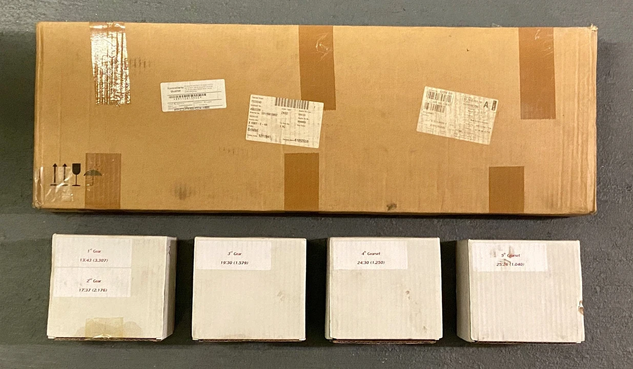 Parts & Memorabilia Gearboxes - Image 2 of 4