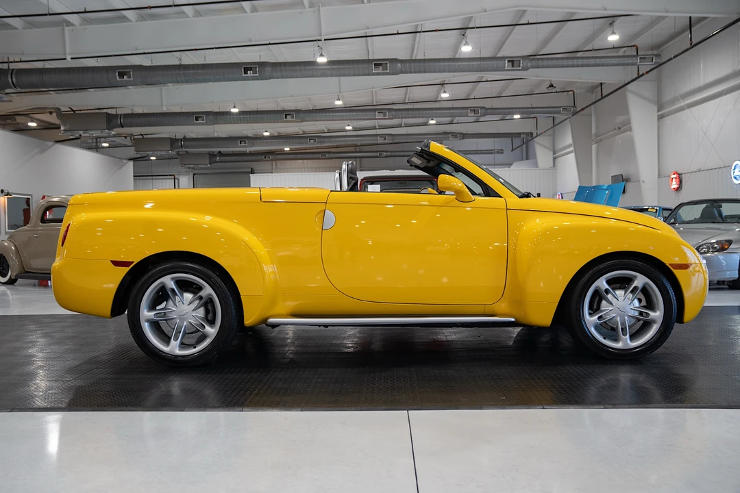 2004 Chevrolet SSR - Image 16 of 31
